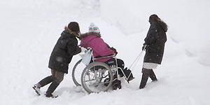 雪道の車椅子の介助